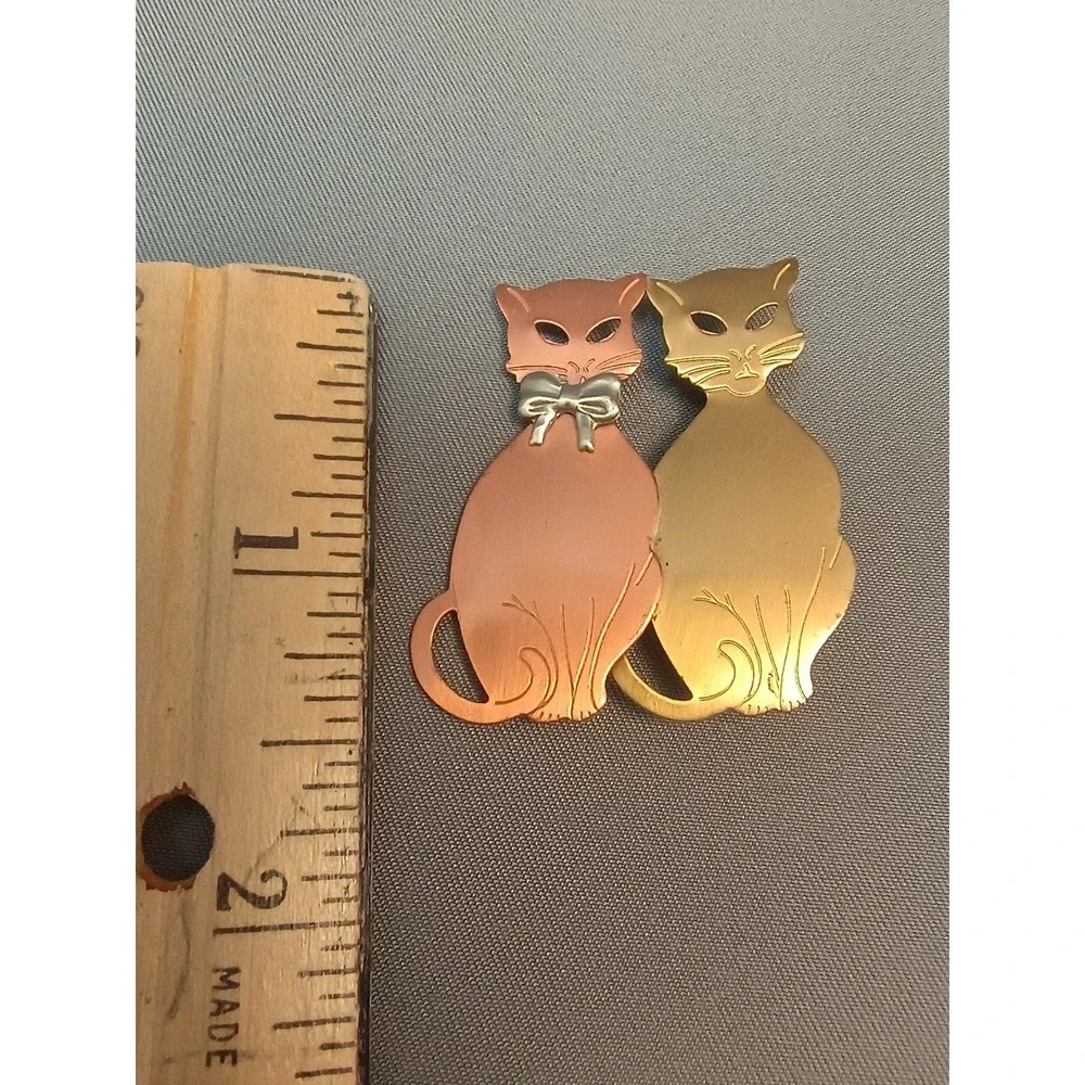 Vintage Two Cats Sitting Pin‎ Brooch Tri Color Gold Tone Mixed Metal Jewelry